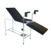Mesa ginecológica estofada com estrutura em ferro com  Pintura Epóxi